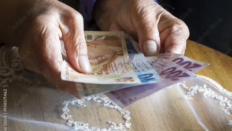 Emekli bayram ikramiyeleri hesaplara yatmaya başladı